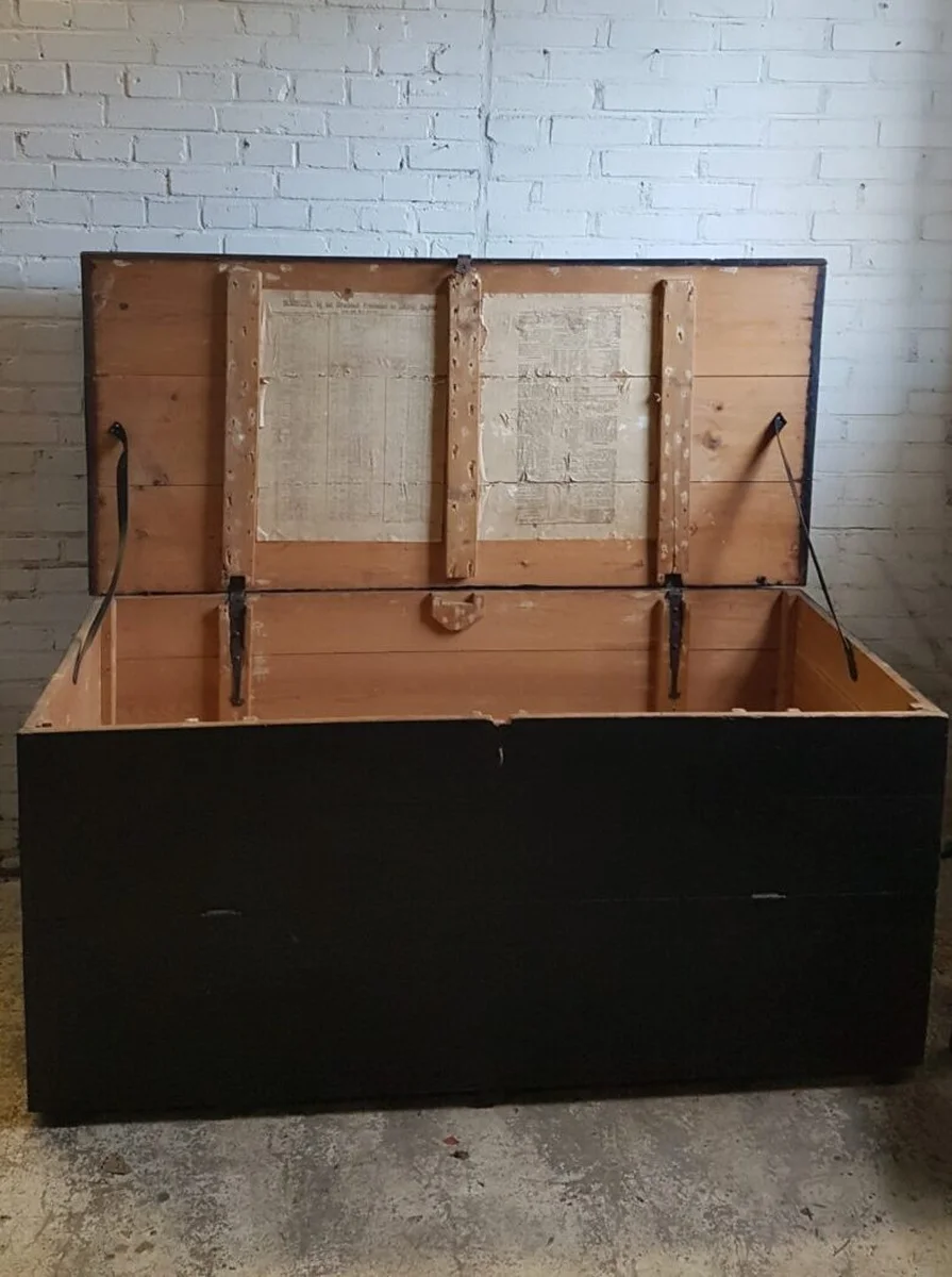 Enorme Antieke Zwarte Kist – Uniek Historisch Object (vóór 1884)